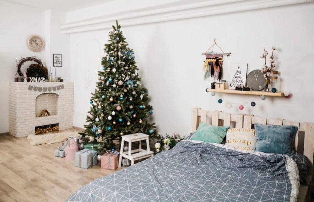 ilustrasi dekorasi Natal di kamar 