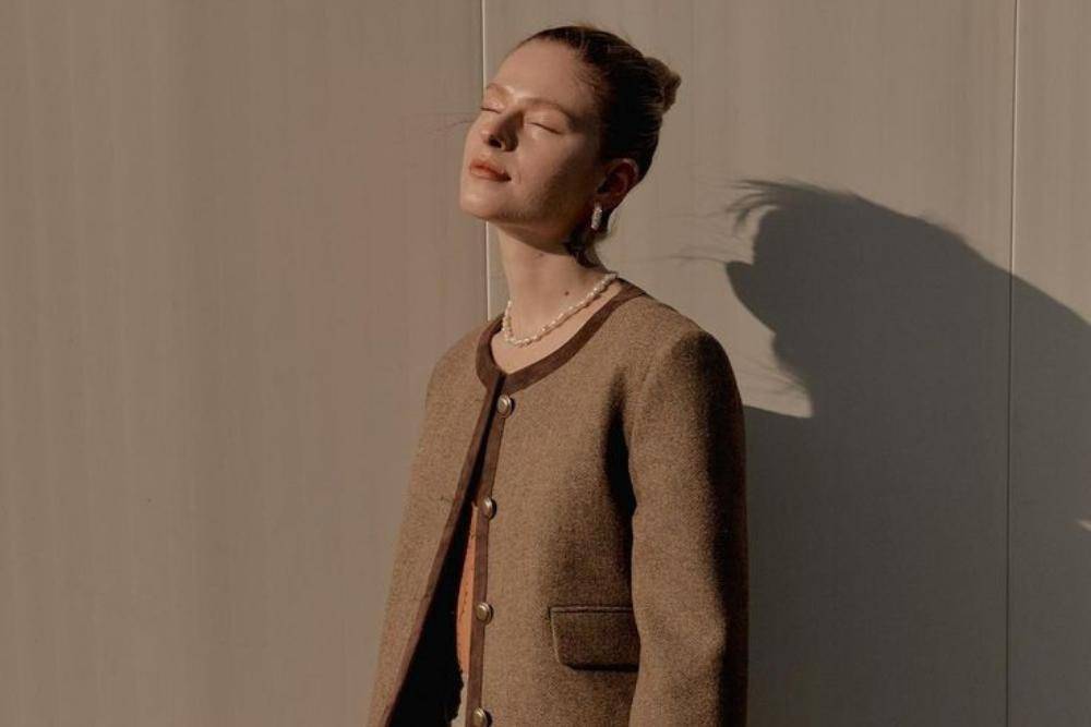 10 OOTD Warna Mocha Mousse, Warna Pantone 2025