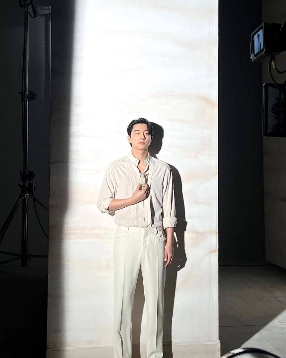 potret outfit kondangan ala aktor Gong Yoo