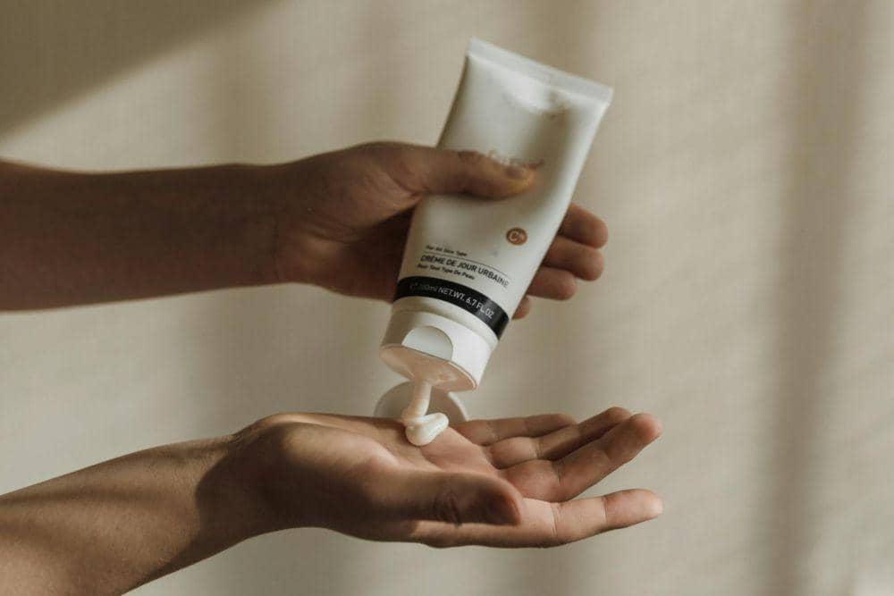 ilustrasi menuangkan body cream (pexels.com/Arina Krasnikova)