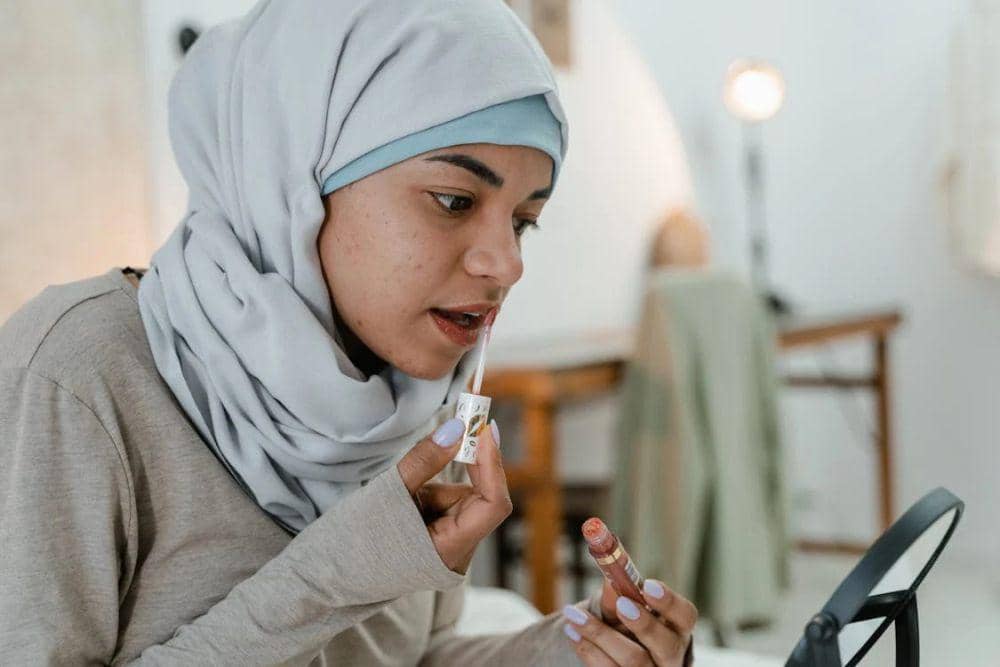6 Penyebab Lipstik Tidak Menempel di Bibir dan Mengelupas