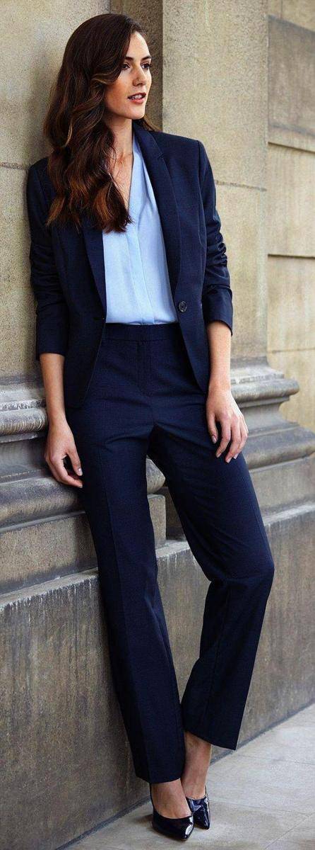 celana navy cocok dengan baju warna apa