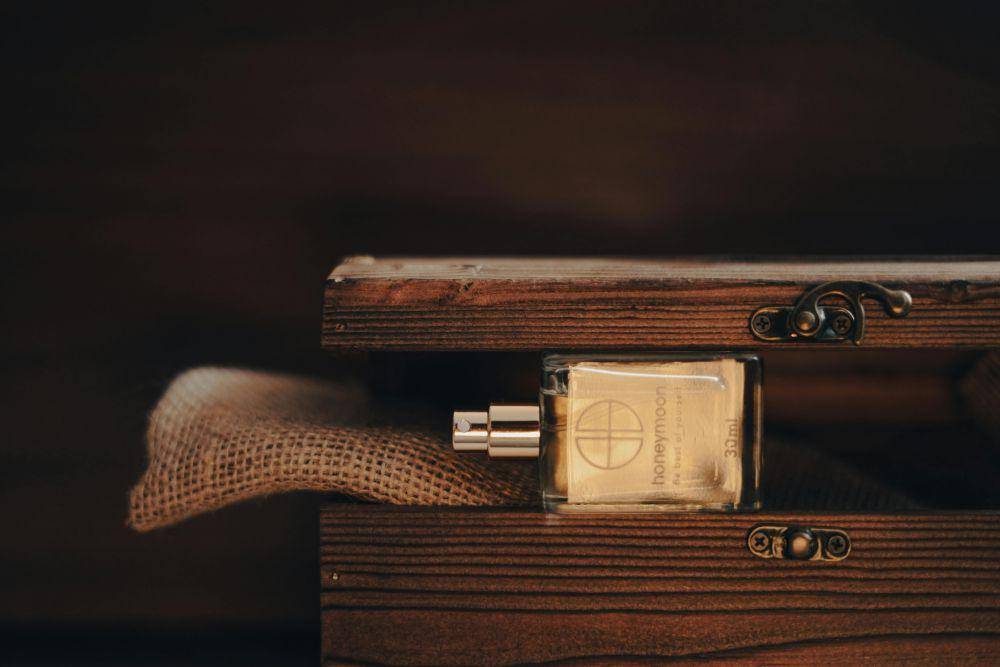 ilustrasi parfum aroma woody