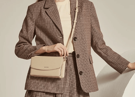 ilustrasi wanita dengan Mossdoom Sling Bag Eve