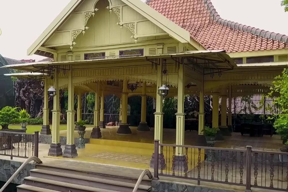 YouTube.com / D'Hakims