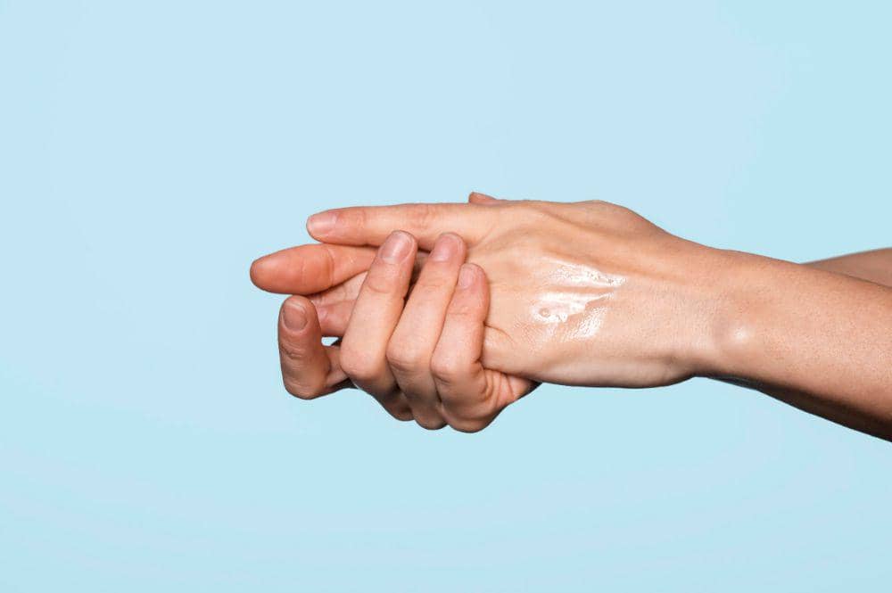Ilustrasi tangan yang sedang memakai lotion (freepik.com/freepik)