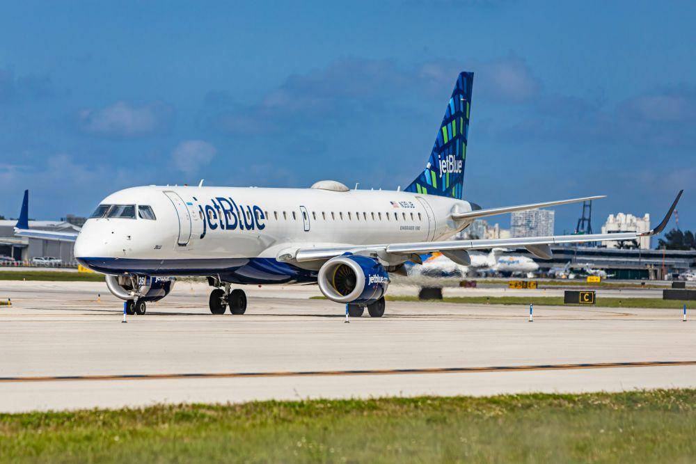 Pesawat Embraer E-190 milik maskapai JetBlue. (unsplash.com/markophotography)