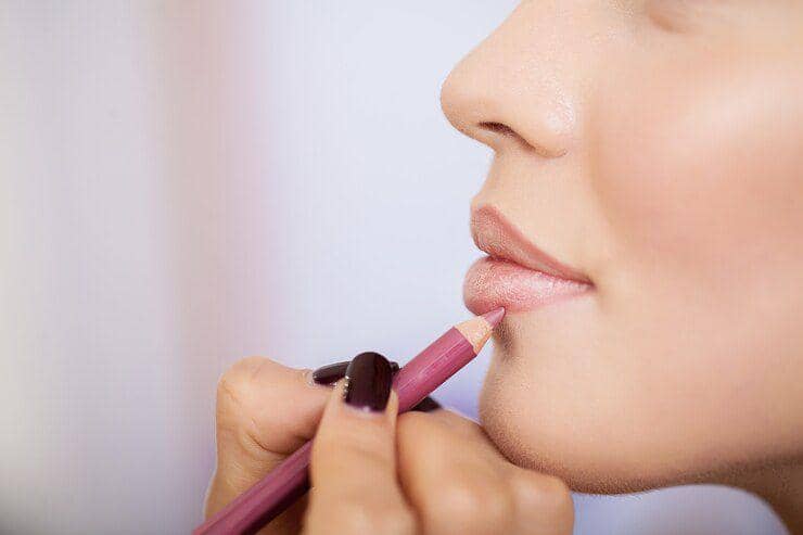ilustrasi perempuan memakai lip liner (freepik.com/maksymiv_yura)