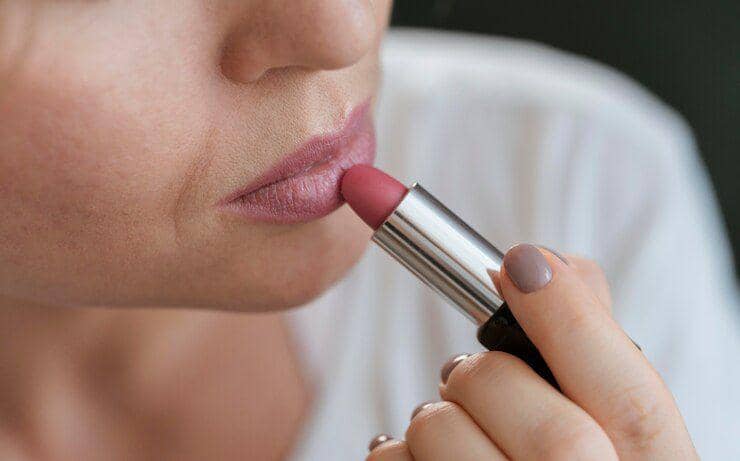 ilustrasi lipstik dusty rose