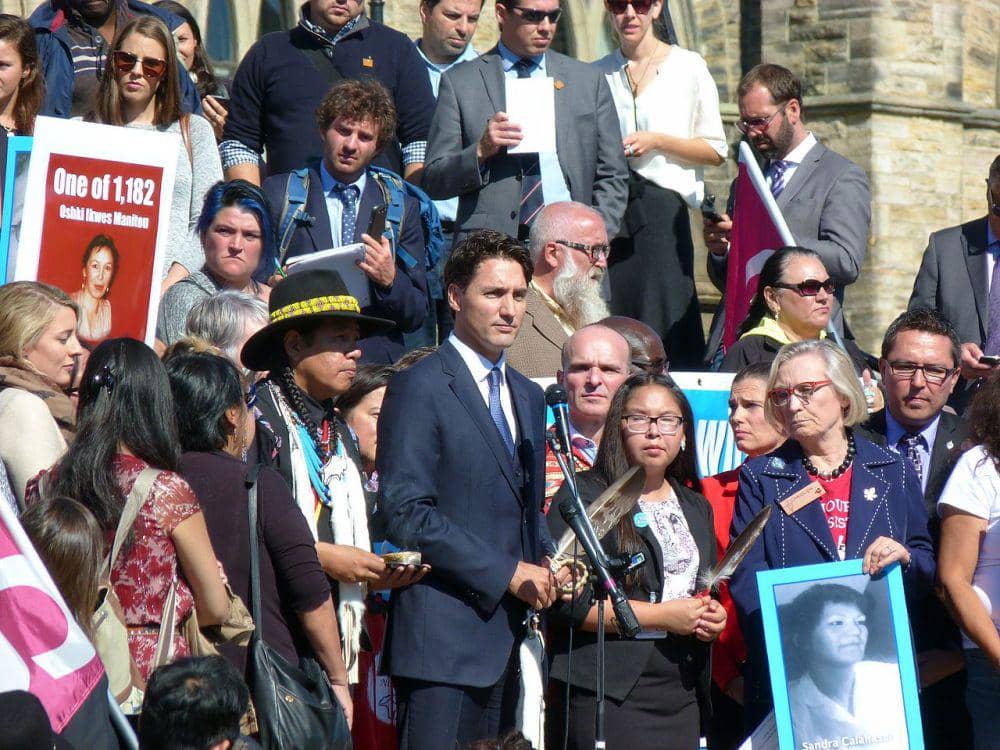 Justin Trudeau, Perdana Menteri Kanada, menyampaikan pidato terkait isu perempuan adat yang hilang dan dibunuh di depan gedung parlemen di Ottawa pada 4 Oktober 2016. (Delusion23, CC BY-SA 4.0, via Wikimedia Commons)