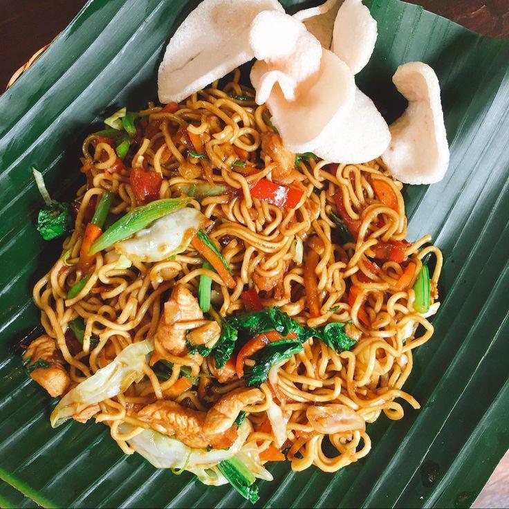 Ilustrasi Mie Goreng (https://id.pinterest.com/naho0370/)