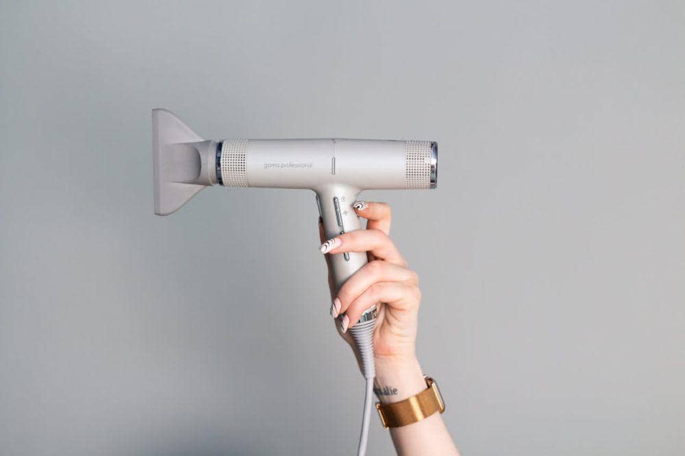ilustrasi hair dryer (pexels.com/Valentin Vorotnikova)
