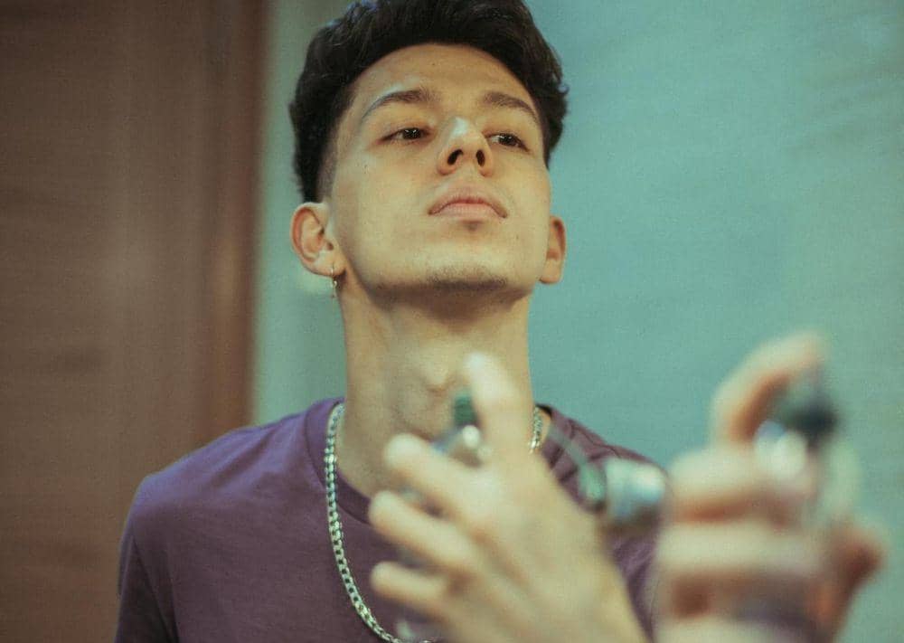 Ilustrasi pakai parfum yang benar