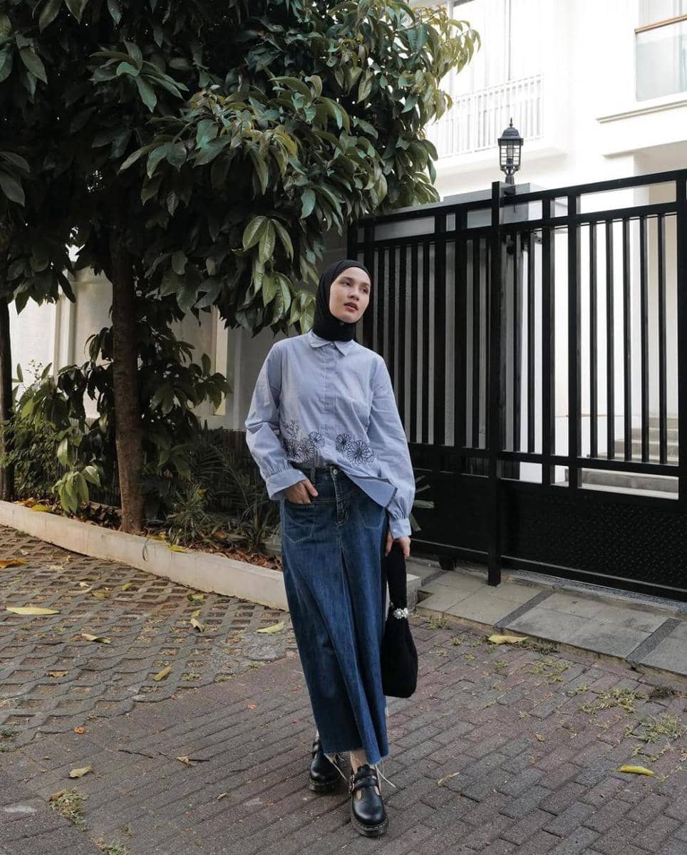 Dwi Handayani pakai blouse biru dan rok jeans (instagram.com/dwihandaand)