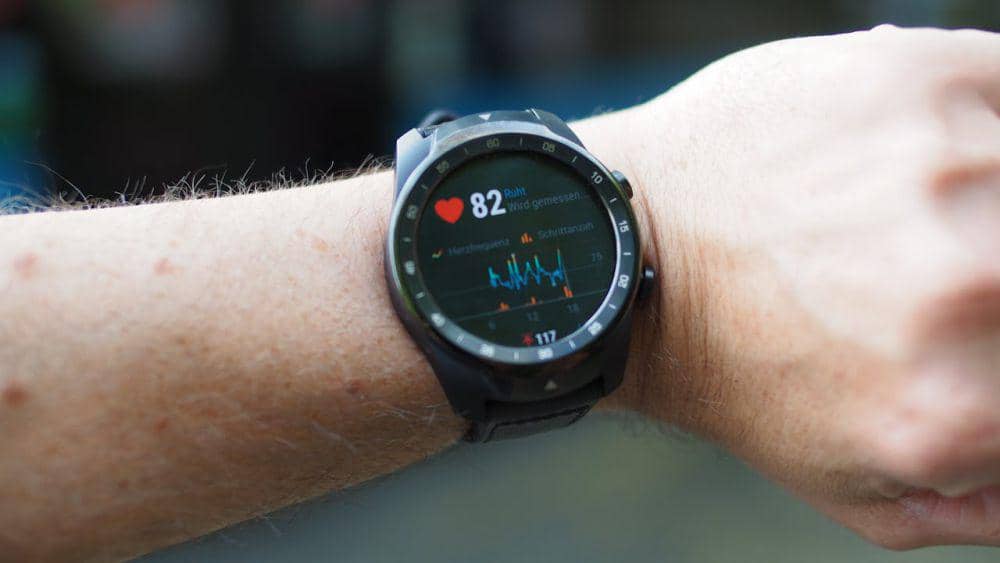 ilustrasi seseorang cek heart rate