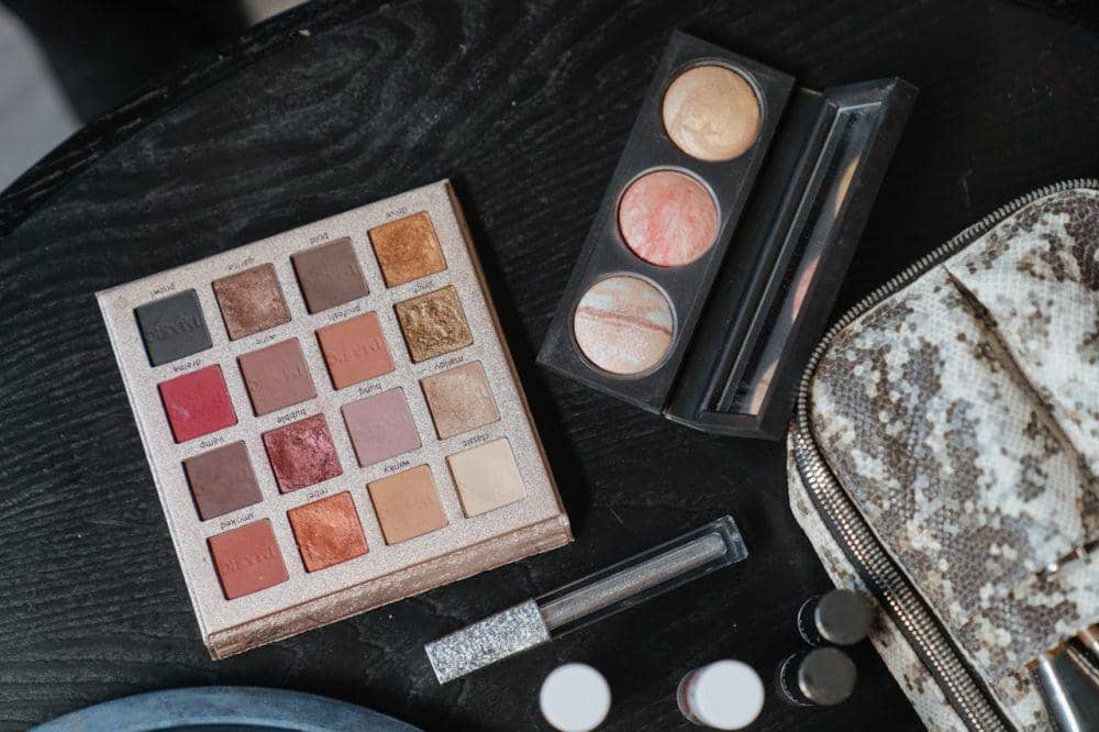 ilustrasi eyeshadow palette (pexels.com/cottonbro studio)