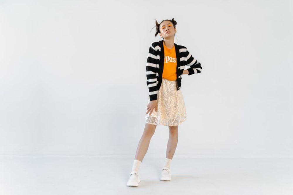 ilustrasi layering t-shirt dengan cardigan (pexels.com/MART PRODUCTION)