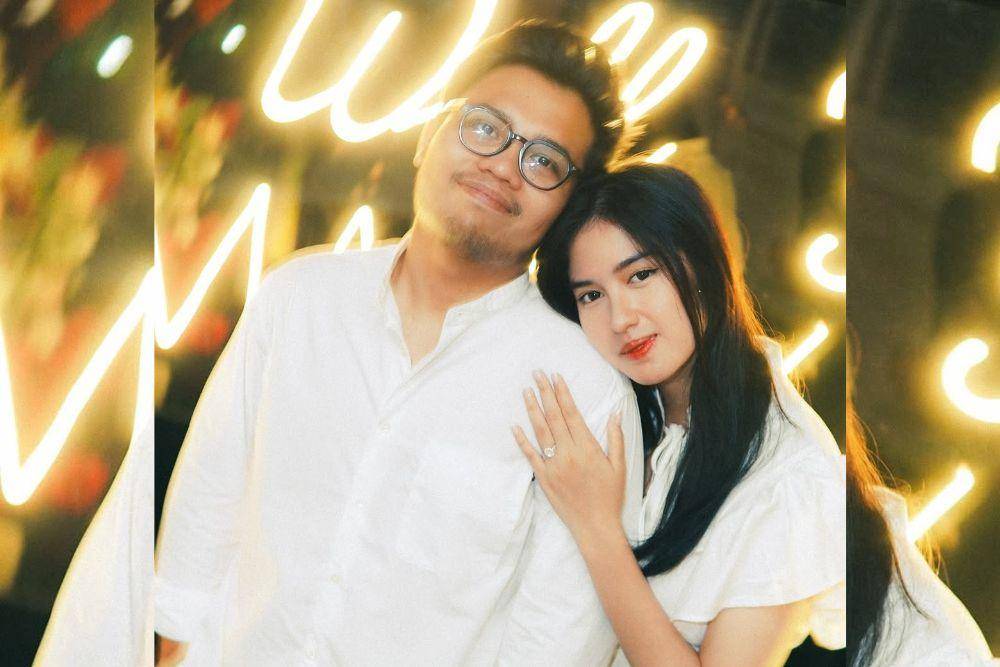 Romantis! Intip 6 Momen Manis Ochi Rosdiana Dilamar Kekasih