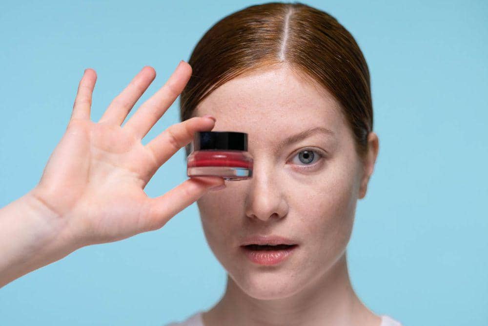 ilustrasi memakai makeup (pexels.com/Ron Lach )