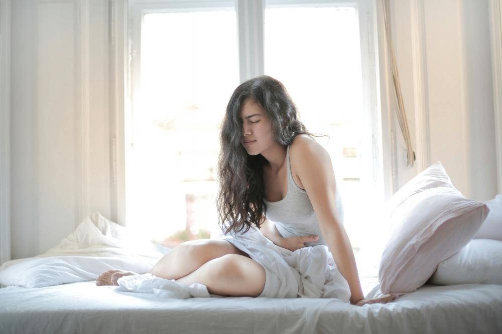 5 Posisi Tidur untuk Mengurangi Nyeri Haid, Ada Pose Yoga!