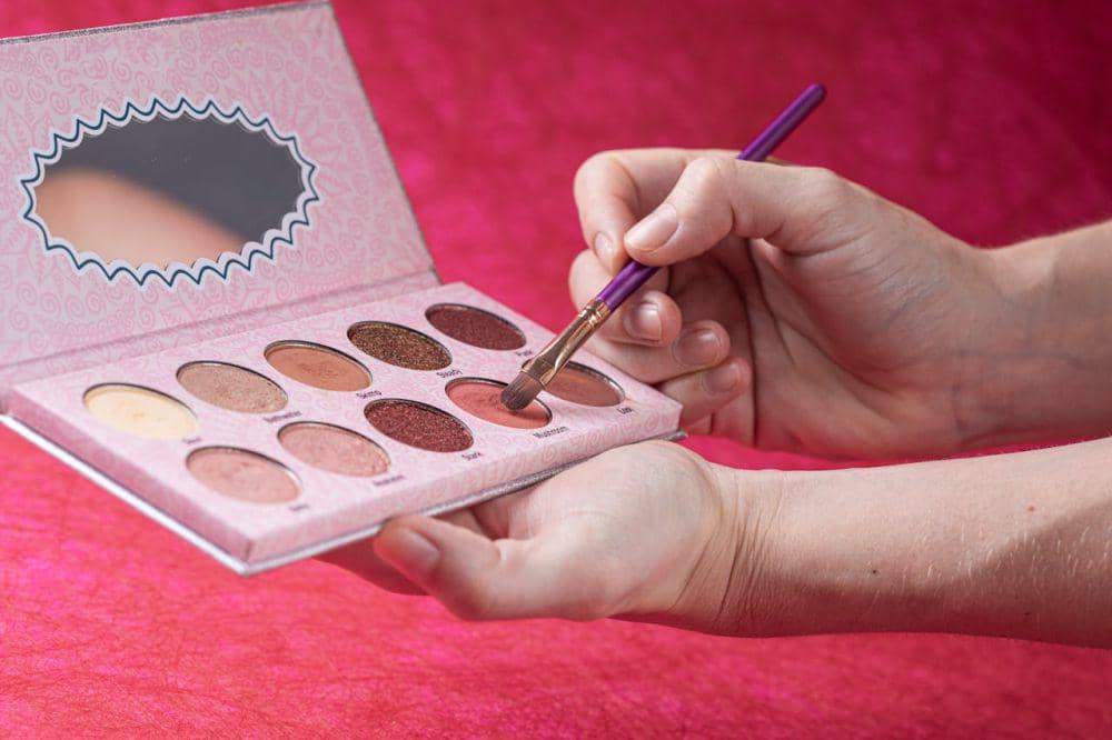 ilustrasi produk makeup palette (Maria Camila Castaño)