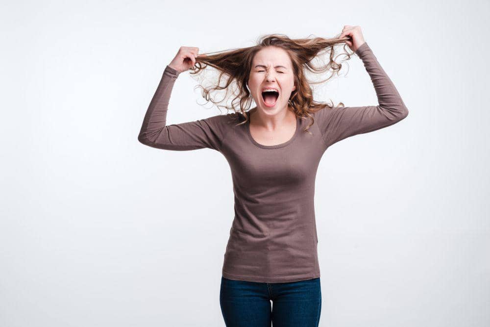 ilustrasi perempuan dengan rambut frizzy 