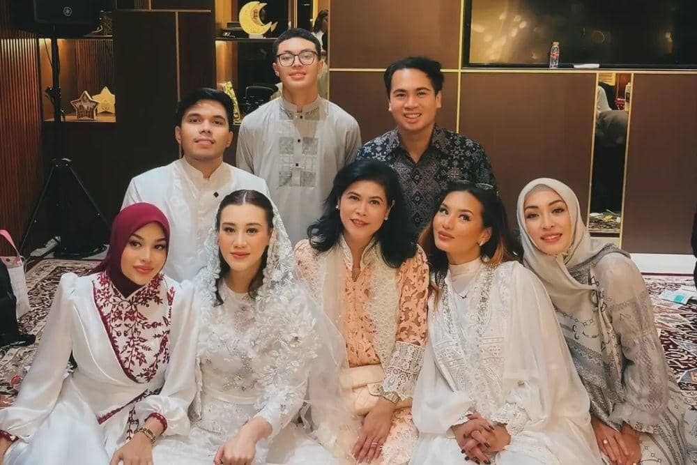 instagram.com/angelinasondakh09