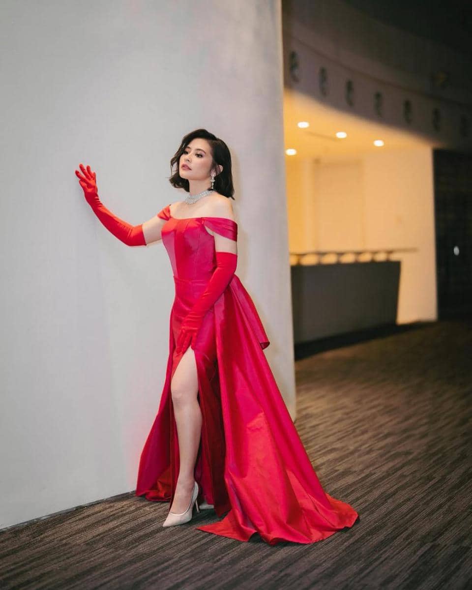 gaya glamor Prilly Latuconsina pakai slit dress