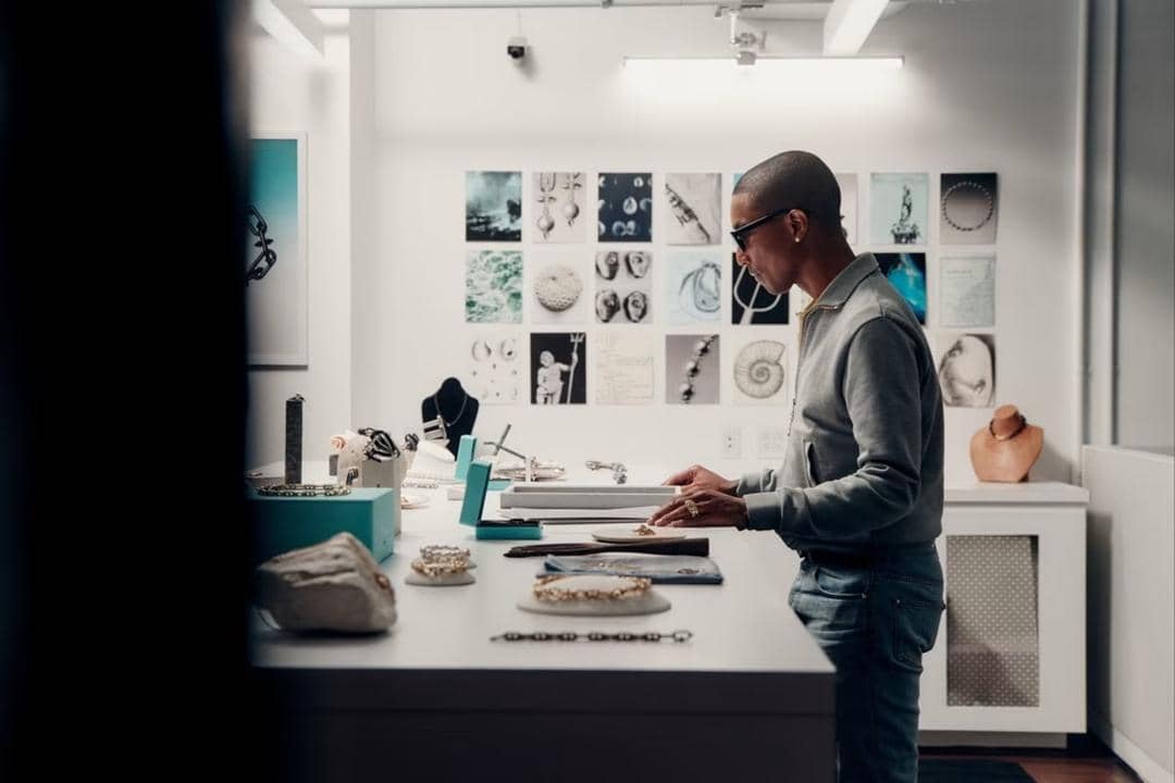 Pharrell Williams dengan koleksi Tiffany Titan terbarunya/Dok. Dok. Tiffany & Co.