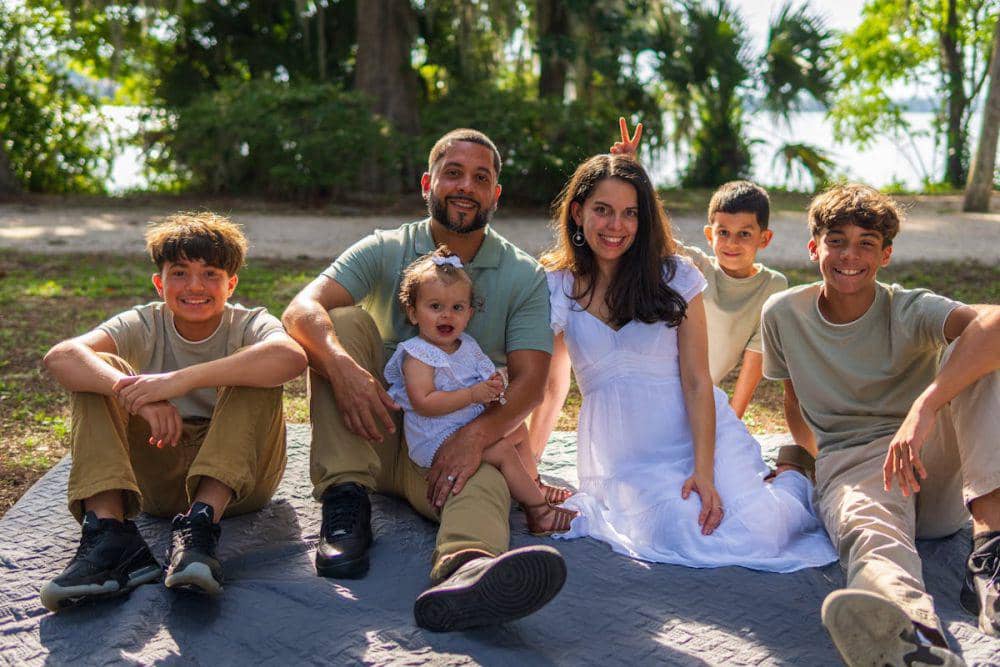 iIustrasi keluarga melakukan co-parenting 