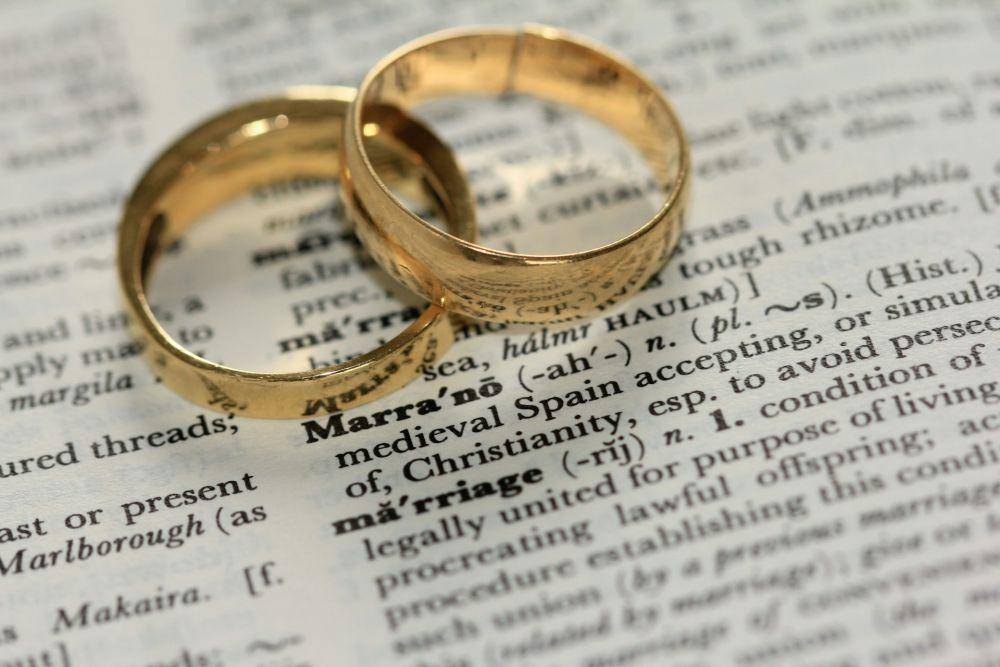Memakai cincin kawin dalam hubungan suami istri menandakan sebuah komitmen dan ikatan pernikahan. Bila seorang istri melepas cincin kawin secara tiba-tiba dengan sengaja, sang suami harus patut mencurigainya. Sebab, ada kemungkinan sang istri memberi kesan bahwa dirinya sedang single. Perilaku ini juga bertujuan untuk menyembunyikan pernikahan, sehingga dia bisa mendekati orang lain.