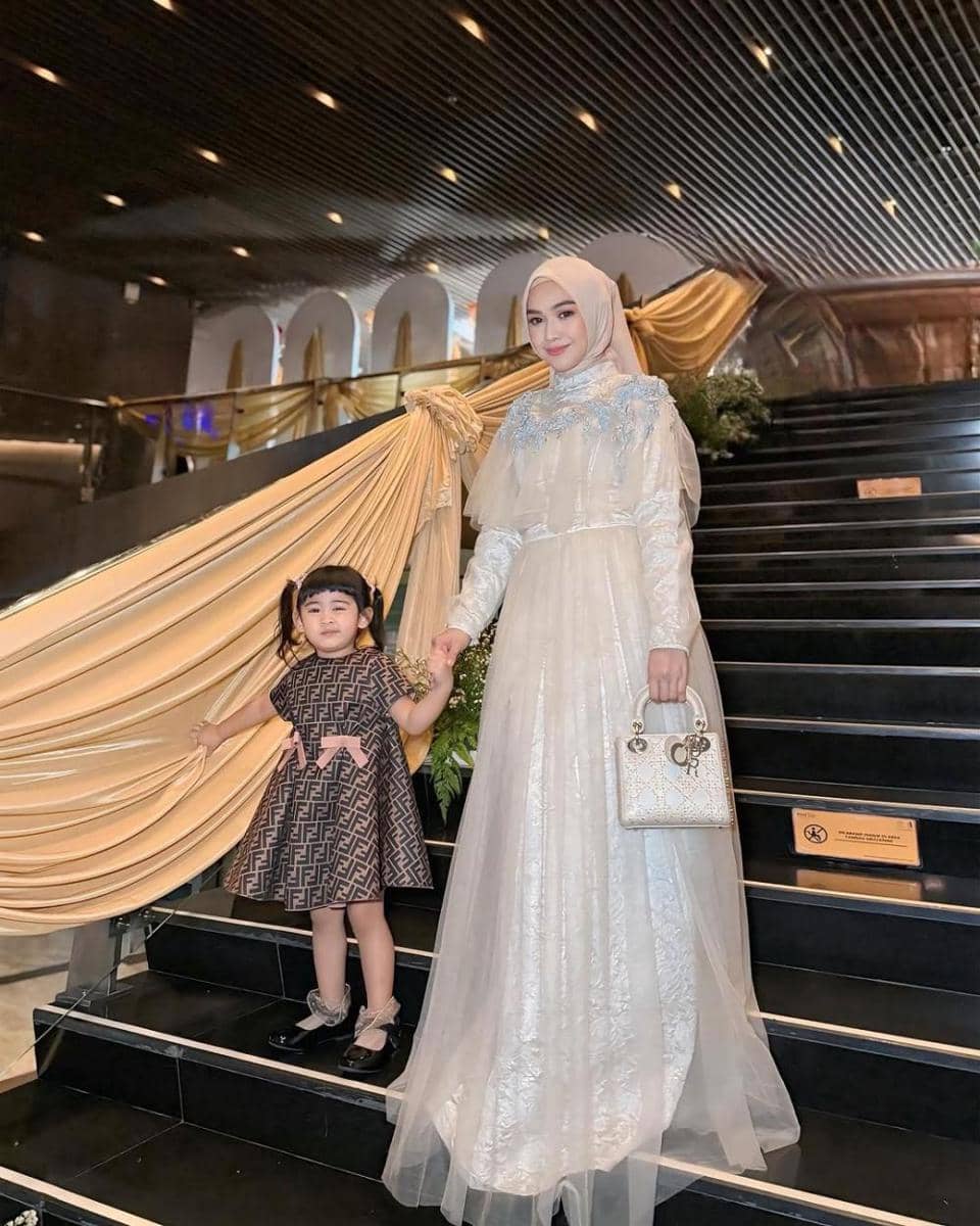 Instagram.com/riaricis1795