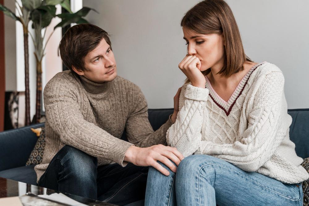 7 Cara Menghadapi Rasa Minder dengan Pasangan, Lebih Percaya Diri