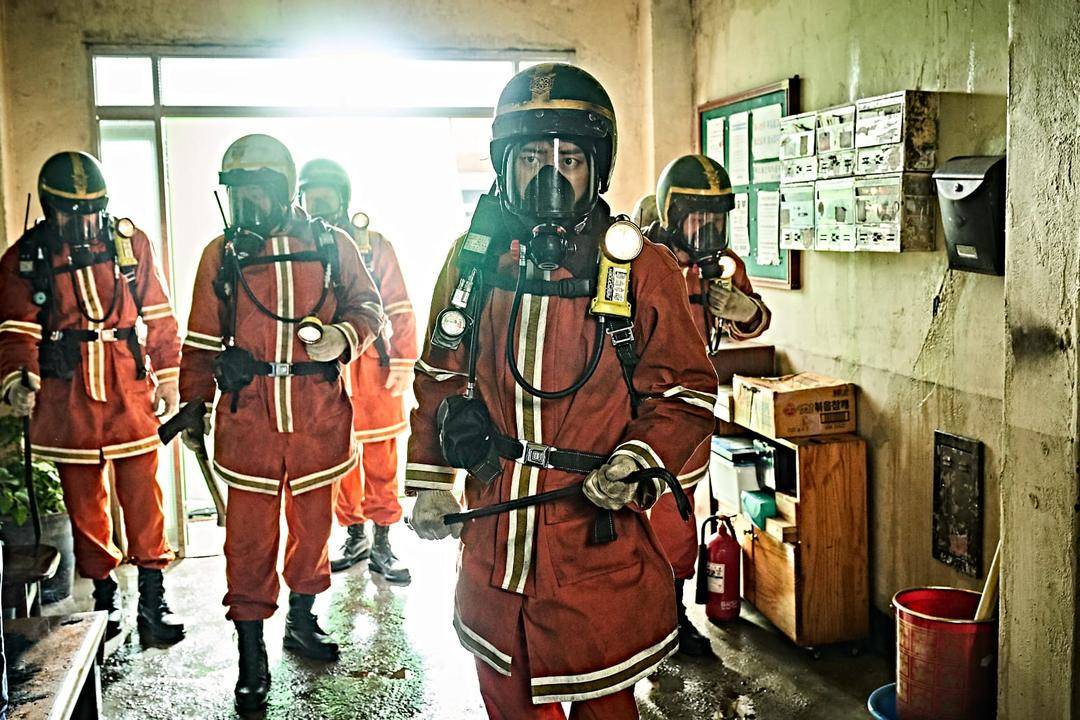 Review 'Firefighters': Melihat Lebih Dekat Dunia Para Damkar