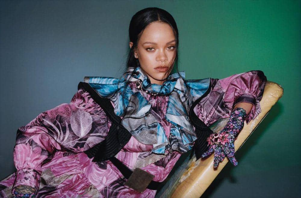 Rihanna saat melakukan pemotretan. (instagram.com/badgalriri)