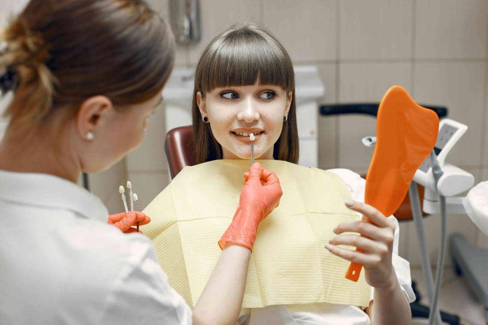 perempuan memasang veneer gigi (pexels.com/gustavofring/)