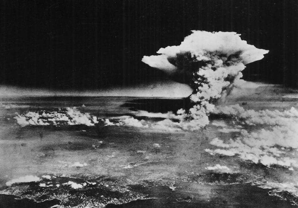 Potret udara bom atom yang dijatuhkan di Hiroshima pada 6 Agustus 1945. (sumber: penntoday.upenn.edu)