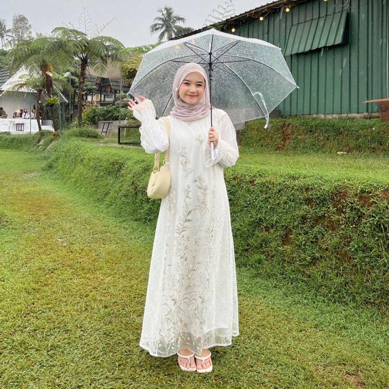 Dress brokat Aluna dari Kautami.id