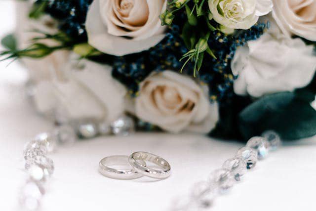 ilustrasi perhiasan perak 