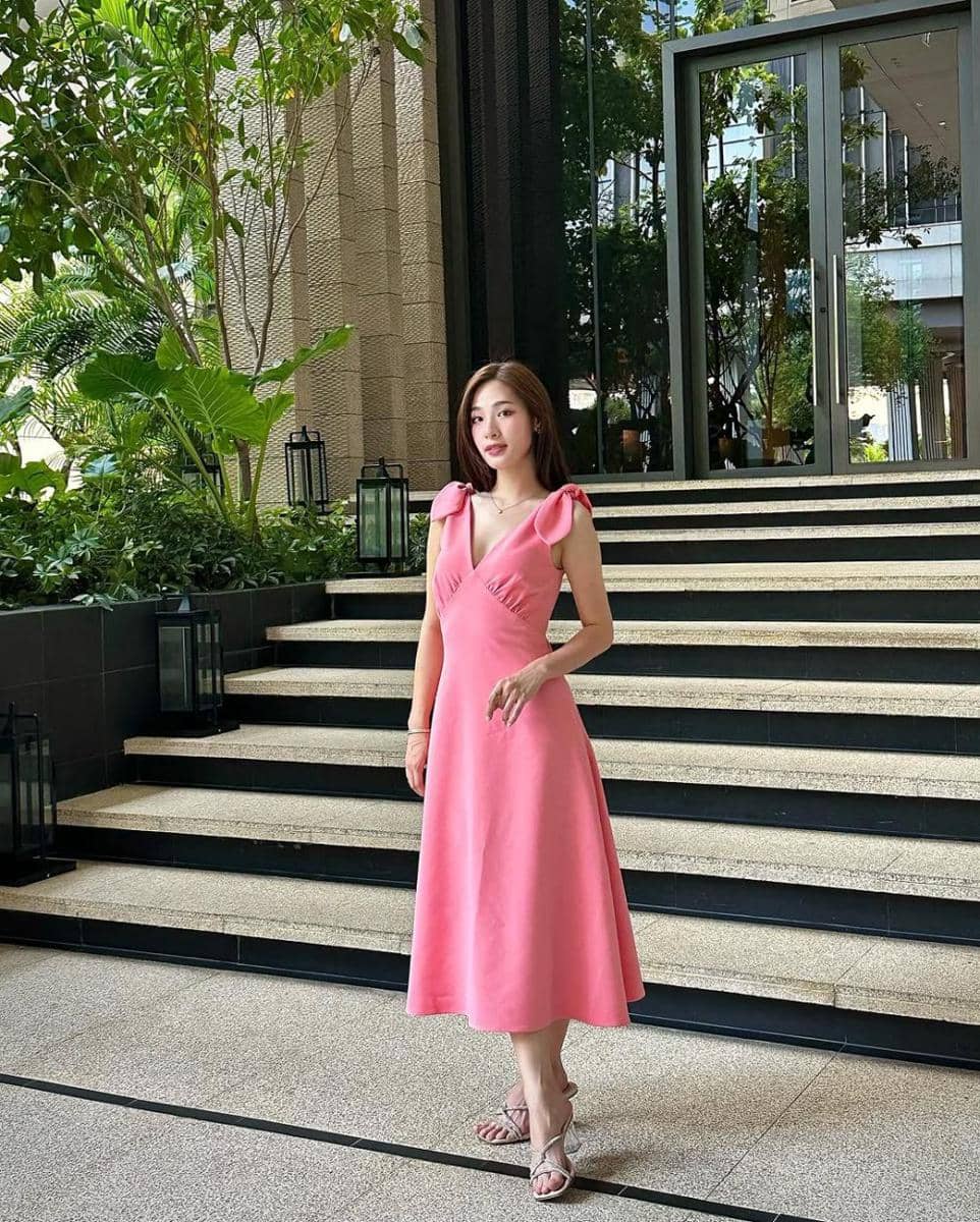 potret ide OOTD pakai midi dress dan heels ala Tita Pathitta