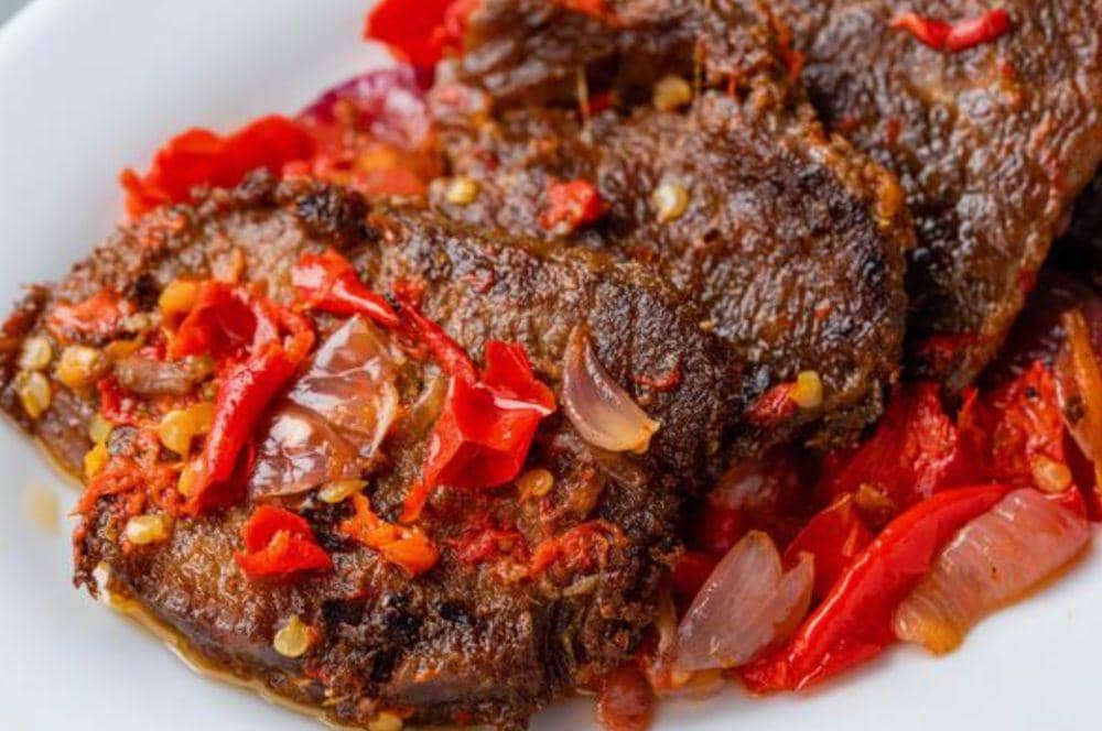 ilustrasi dendeng kambing balado (vecteezy.com/sensasilapar9697)