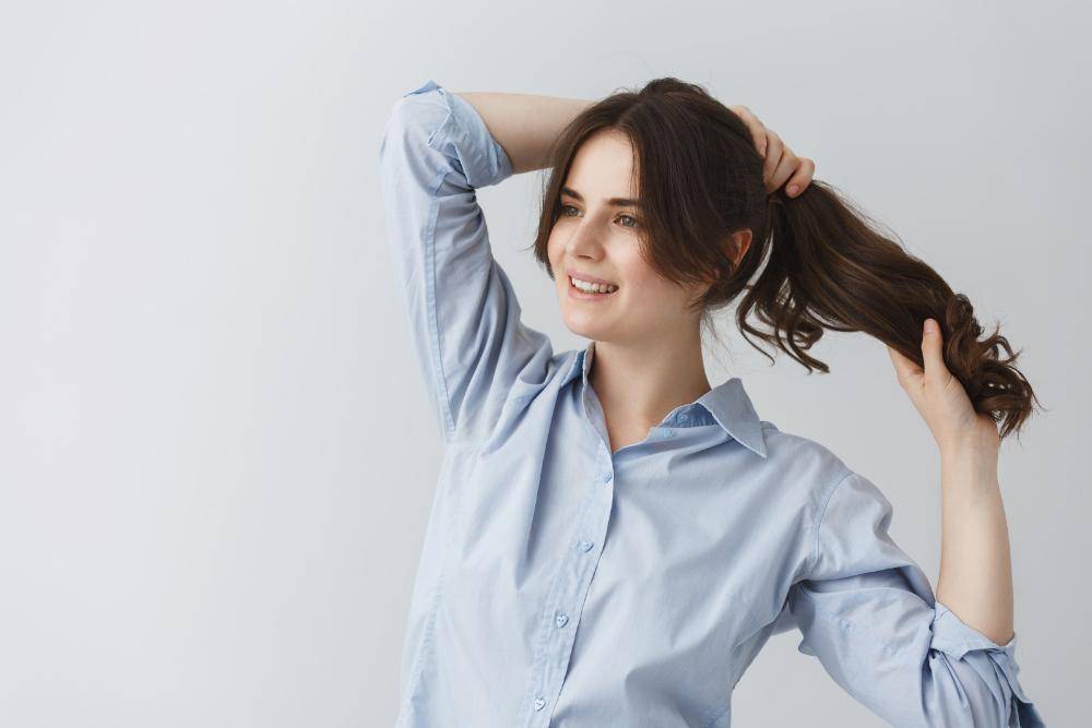 6 Kebiasaan Ini Bisa Membuat Rambut Mudah Patah dan Rusak 
