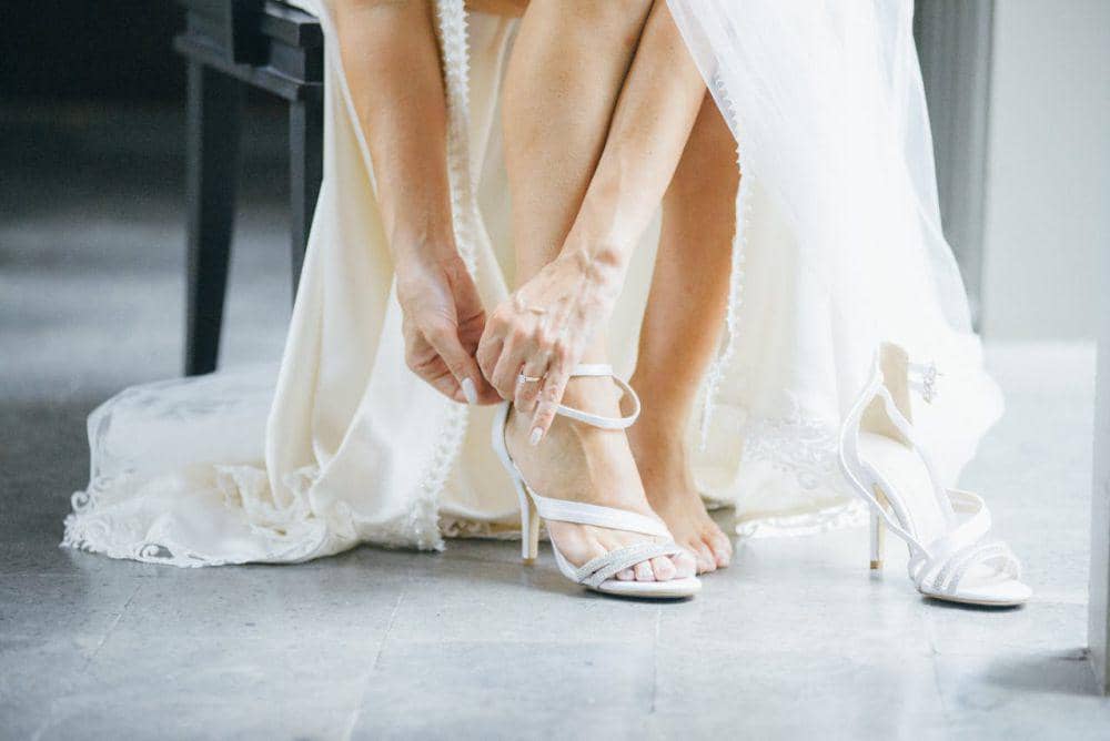 ilustrasi memakai high heels