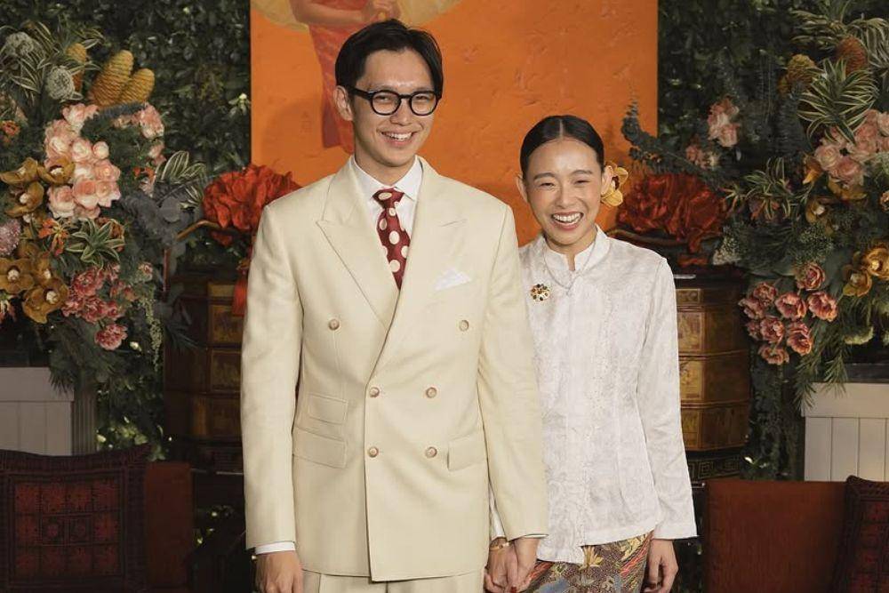 7 Potret Lamaran Brandon Salim dan Dhika Himawan, Hangat di Rumah!