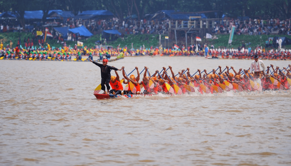 Potret Festival Pacu Jalur Tradisional di Kabupaten Kuantan Sengingi, Riau (Dok. Kementerian Pariwisara RI)
