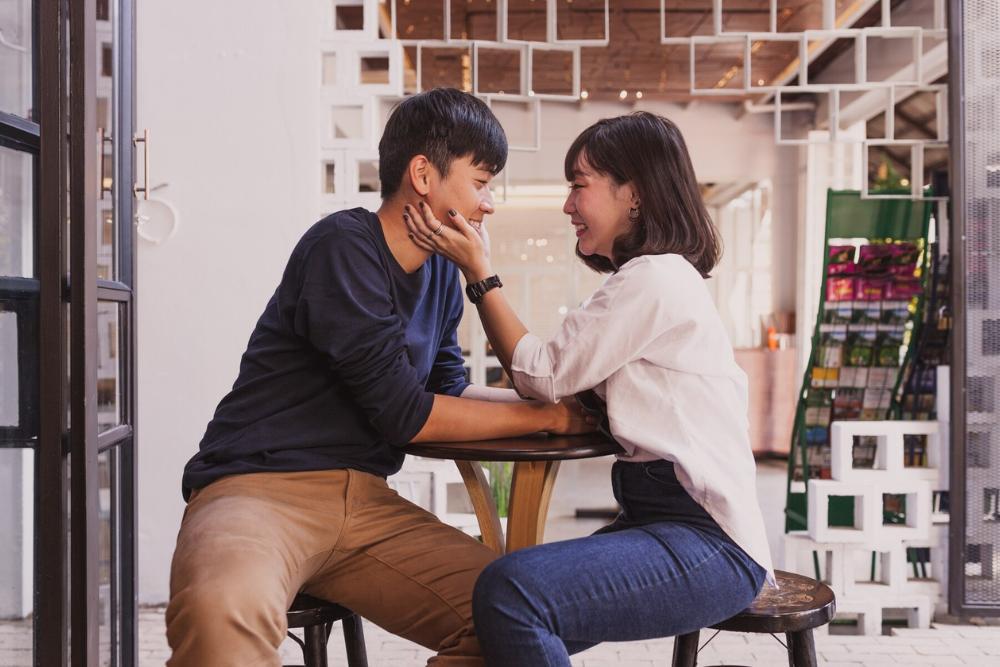 7 Ciri-Ciri Orang Kena Pelet, Perilakunya Aneh!