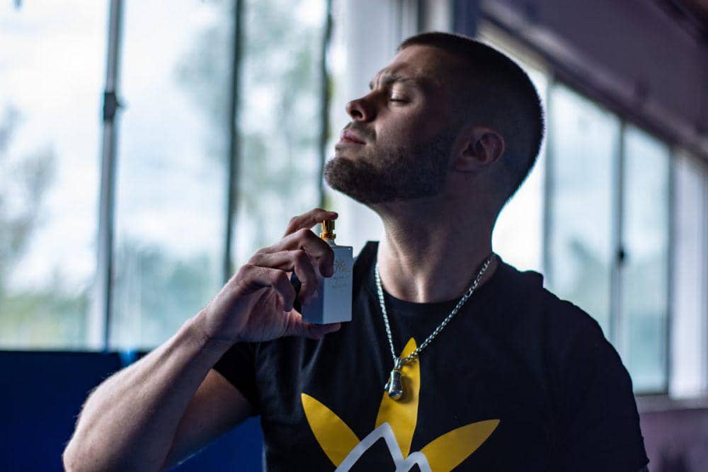 Ilustrasi Mykonos untuk cowok