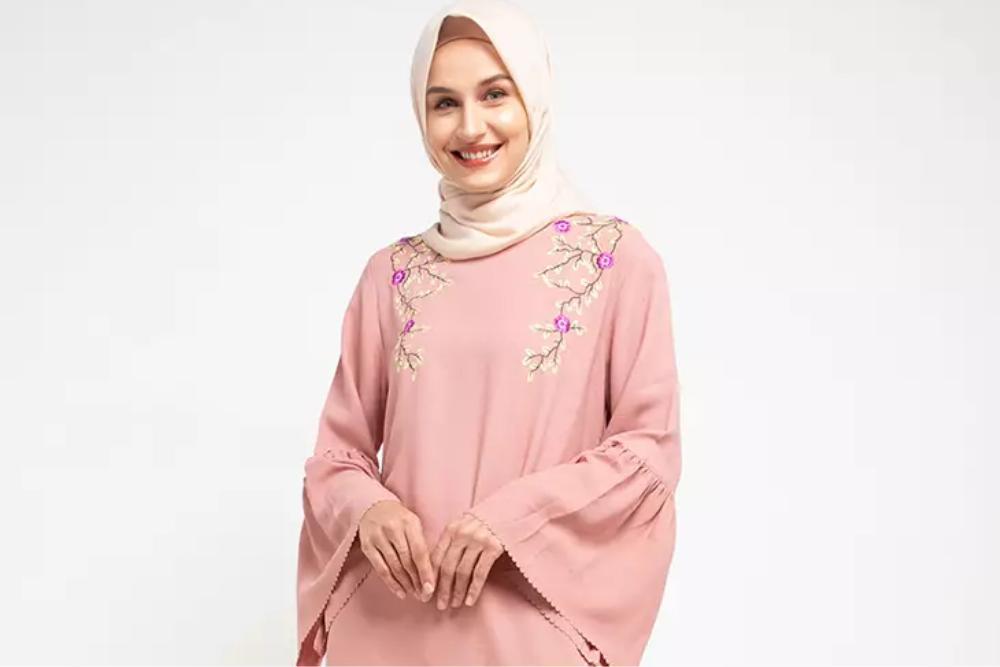 Gamis Dusty Pink Cocok dengan Jilbab Warna Apa? Ini 8 Rekomendasinya
