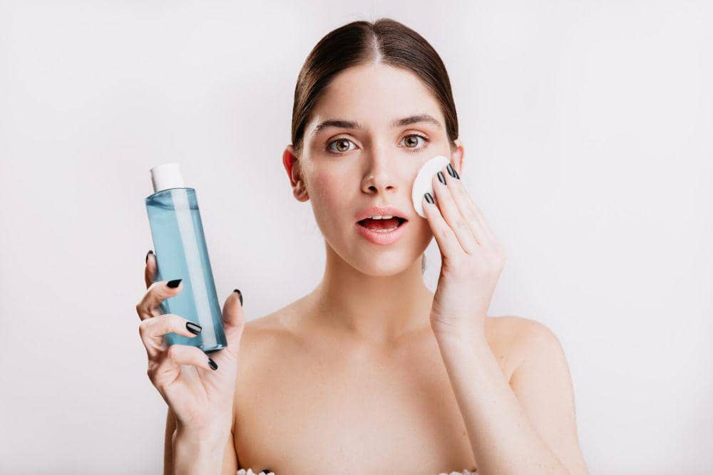 ilustrasi seseorang memakai toner (freepik.com/lookstudio)