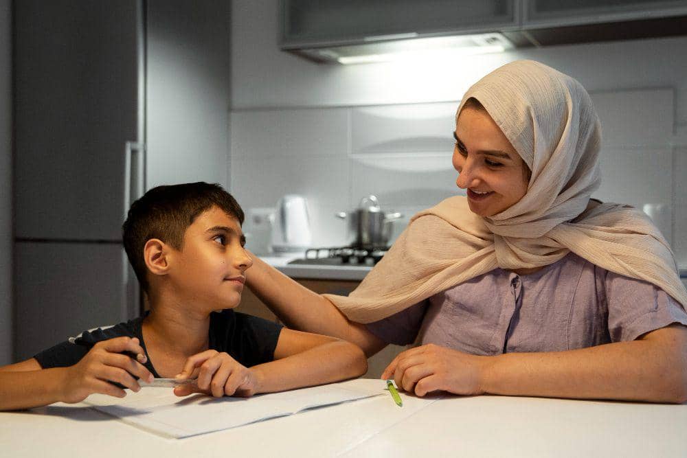 ilustrasi ibu dan anak laki-laki (freepik.com/freepik)